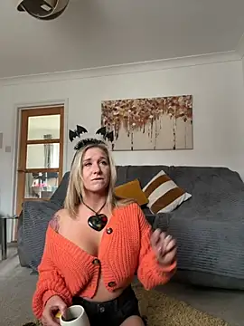 MimiMaee online show from 10.14.25