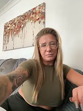 MimiMaee online show from 10.22.25