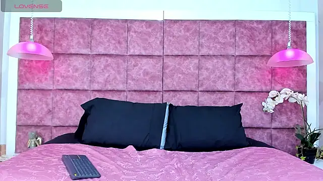 Snapshot of CameronRey_ chatting on 11.05.25 CameronRey online show from 11.05.25