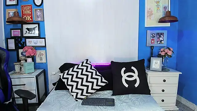 Snapshot of CameronRey_ chatting on 11.08.25 CameronRey online show from 11.08.25