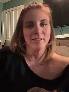 Snapshot of thejigglejoint chatting on 11.04.25 thejigglejoint online show from 11.04.25