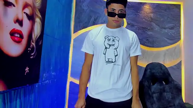 Play boys Hot2 online show from 10.29.25