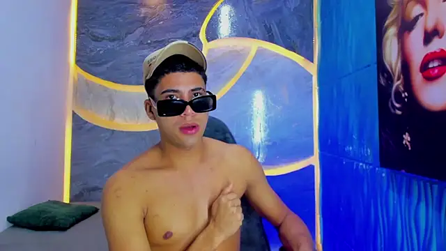 Play boys Hot2 online show from 10.30.25