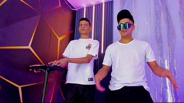 Play boys Hot2 online show from 11.20.25