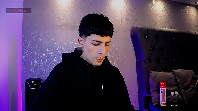 Snapshot of MateoMitchell chatting on 12.19.25 MateoMitchell online show from 12.19.25