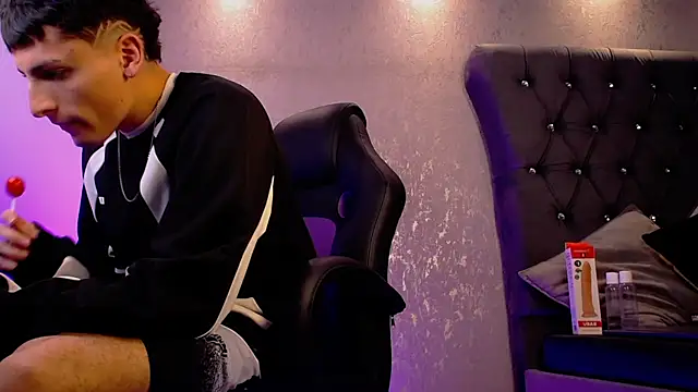 Snapshot of MateoMitchell chatting on 12.22.25 MateoMitchell online show from 12.22.25