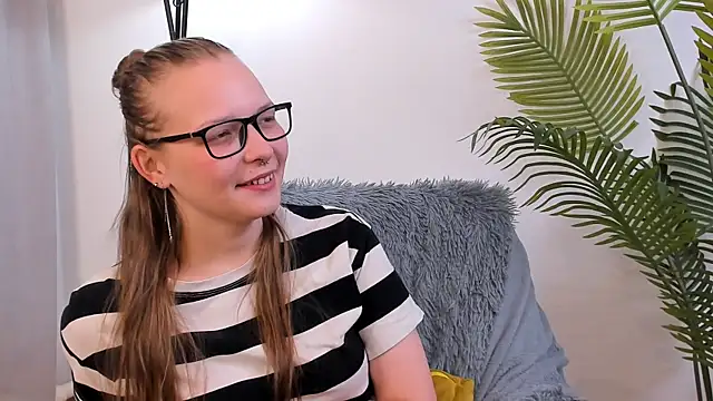 Snapshot of NohemiGilsdorf chatting on 10.04.25 NohemiGilsdorf online show from 10.04.25