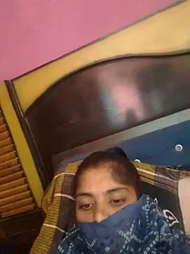 Snapshot of CWEETY-12 chatting on 10.11.25 CWEETY-12 online show from 10.11.25