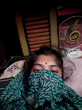 Snapshot of CWEETY-12 chatting on 10.25.25 CWEETY-12 online show from 10.25.25