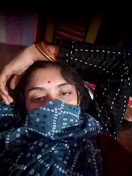 Snapshot of CWEETY-12 chatting on 10.28.25 CWEETY-12 online show from 10.28.25