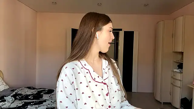 Snapshot of GilySuper chatting on 10.04.25 GilySuper online show from 10.04.25