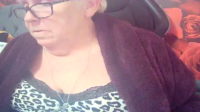 Playful MILF Demi online show from 02.27.26