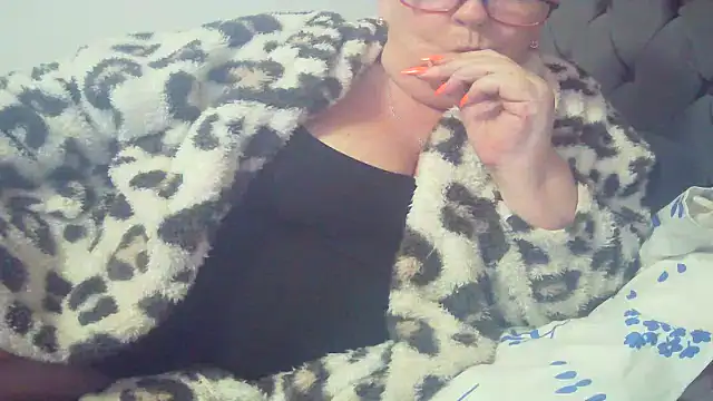 Playful MILF Demi online show from 03.28.26