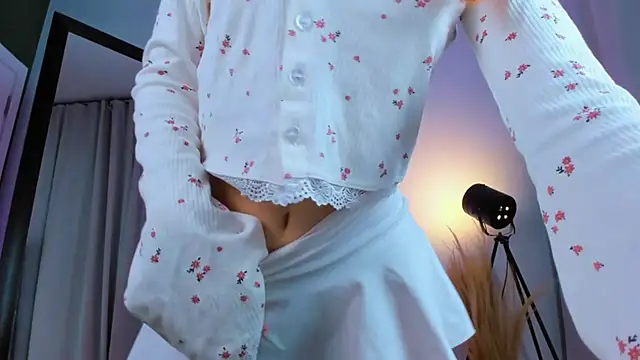 Snapshot of Oki_Mie chatting on 11.13.25 Oki Mie online show from 11.13.25