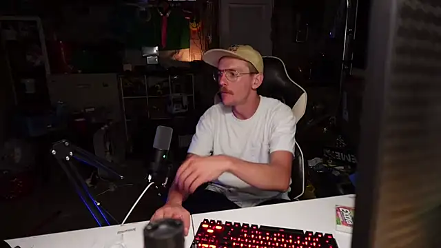 AverageMaleJay online show from 10.05.25