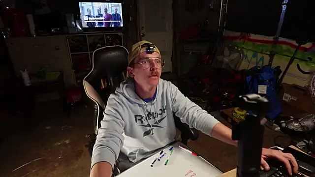 AverageMaleJay online show from 11.04.25