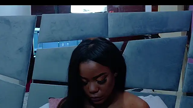 Snapshot of LorraiineJohnson chatting on 11.07.25 LorraiineJohnson online show from 11.07.25