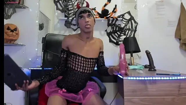 Snapshot of AndreaTonmsong chatting on 10.19.25 AndreaTonmsong online show from 10.19.25