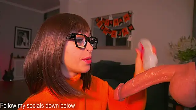 karolineneuer  online show from 10.30.25