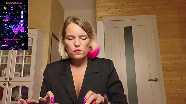 Snapshot of Lady_Shine chatting on 10.08.25 Lady Shine online show from 10.08.25