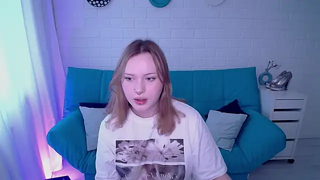 Snapshot of AuroraMour chatting on 10.07.25 AuroraMour online show from 10.07.25