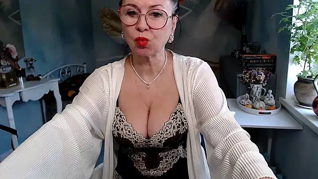 Snapshot of Arisa5000 chatting on 10.21.25 Arisa5000 online show from 10.21.25