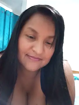 Snapshot of lucia00xx chatting on 11.24.25 lucia00xx online show from 11.24.25