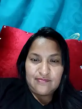 Snapshot of lucia00xx chatting on 11.30.25 lucia00xx online show from 11.30.25