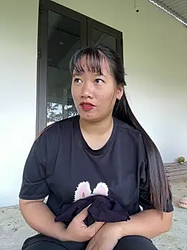 Snapshot of TrangNemo chatting on 10.17.25 TrangNemo online show from 10.17.25