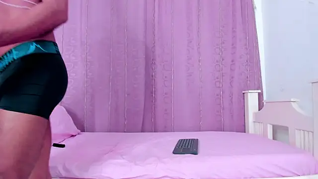 Snapshot of nahomy_smiith chatting on 10.19.25 nahomy smiith online show from 10.19.25