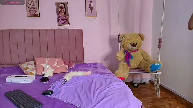 Snapshot of little_ellie_1 chatting on 02.12.26 little ellie 1 online show from 02.12.26