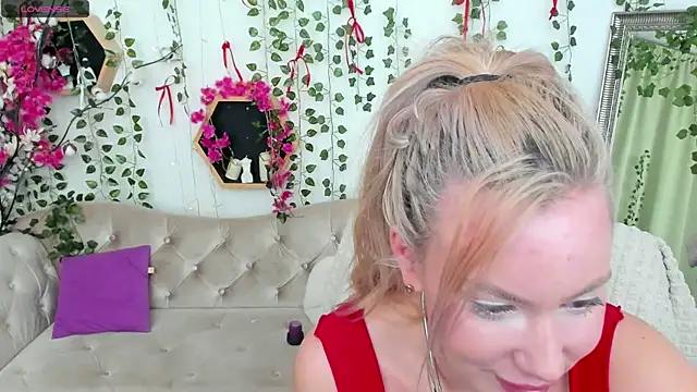 Snapshot of _BellaClark chatting on 05.07.26 BellaClark online show from 05.07.26