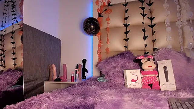 Mia Petitejs online show from 10.17.25
