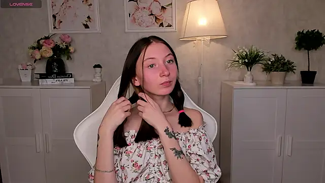 Snapshot of try_love_ chatting on 10.10.25 try love online show from 10.10.25