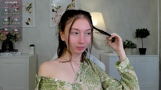 Snapshot of try_love_ chatting on 10.13.25 try love online show from 10.13.25