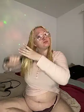 Snapshot of SashaMaexox chatting on 10.28.25 SashaMaexox online show from 10.28.25