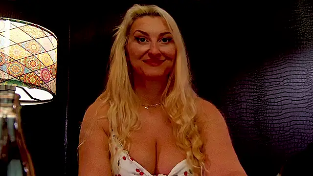 Snapshot of LeticiaReys chatting on 12.18.25 LeticiaReys online show from 12.18.25