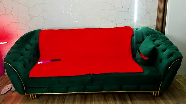 TinyVixen  online show from 10.12.25
