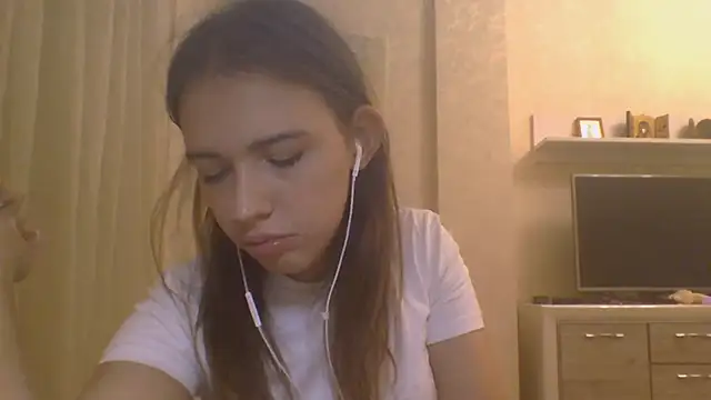 Snapshot of CeyaLier chatting on 10.15.25 CeyaLier online show from 10.15.25