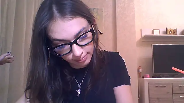 Snapshot of CeyaLier chatting on 11.04.25 CeyaLier online show from 11.04.25