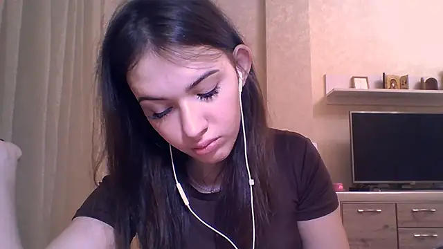 Snapshot of CeyaLier chatting on 11.13.25 CeyaLier online show from 11.13.25