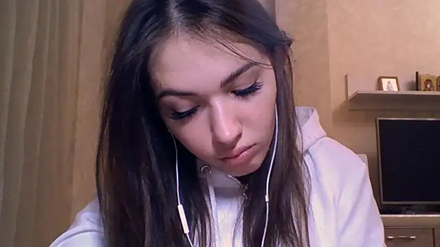 Snapshot of CeyaLier chatting on 11.14.25 CeyaLier online show from 11.14.25