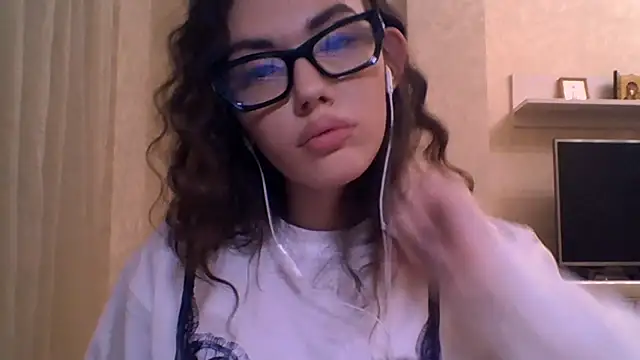 Snapshot of CeyaLier chatting on 11.18.25 CeyaLier online show from 11.18.25