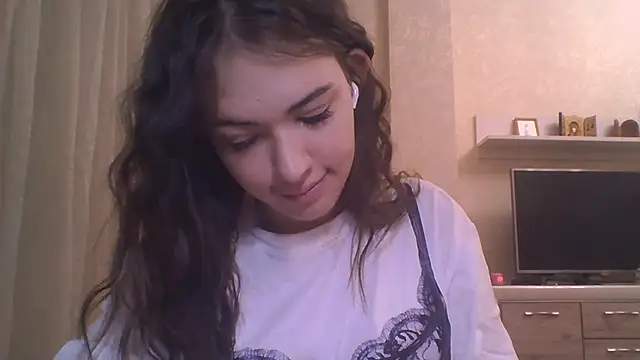 Snapshot of CeyaLier chatting on 11.19.25 CeyaLier online show from 11.19.25