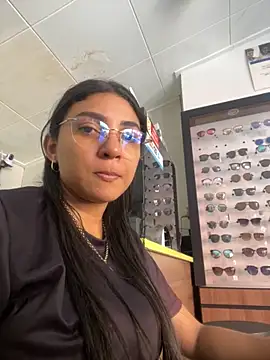 Snapshot of oralin chatting on 11.13.25 oralin online show from 11.13.25