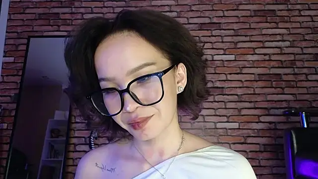 Snapshot of saya_li1 chatting on 10.21.25 saya li1 online show from 10.21.25