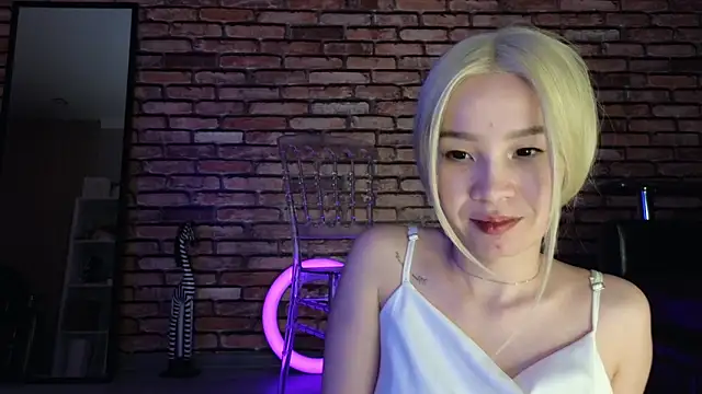 Snapshot of saya_li1 chatting on 10.27.25 saya li1 online show from 10.27.25