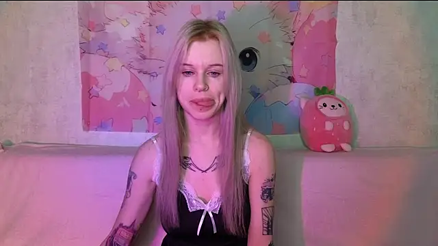 Snapshot of HoneyGold_ chatting on 12.02.25 HoneyGold online show from 12.02.25