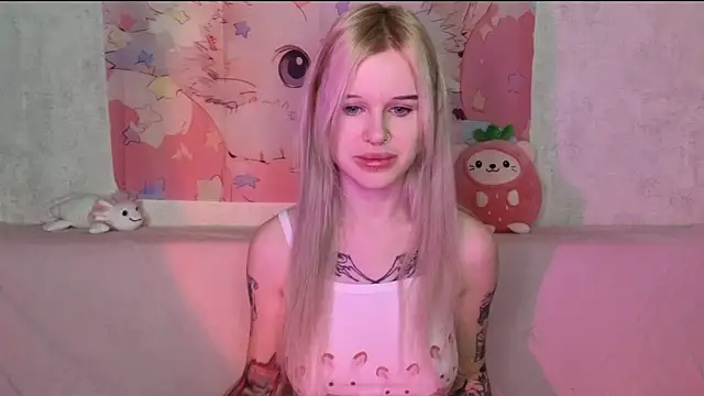 Snapshot of HoneyGold_ chatting on 12.23.25 HoneyGold online show from 12.23.25