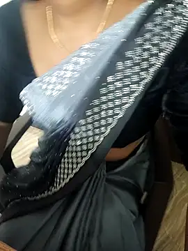 Snapshot of Tamilmallu-duskygirl03 chatting on 11.07.25 Tamilmallu-duskygirl03 online show from 11.07.25